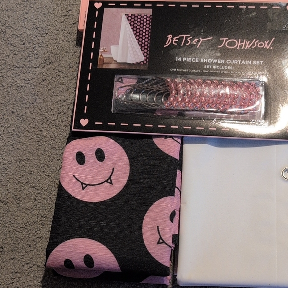Betsey Johnson Black and Pink Vampire Smiley Shower Curtain Set NWT. - Picture 4 of 4